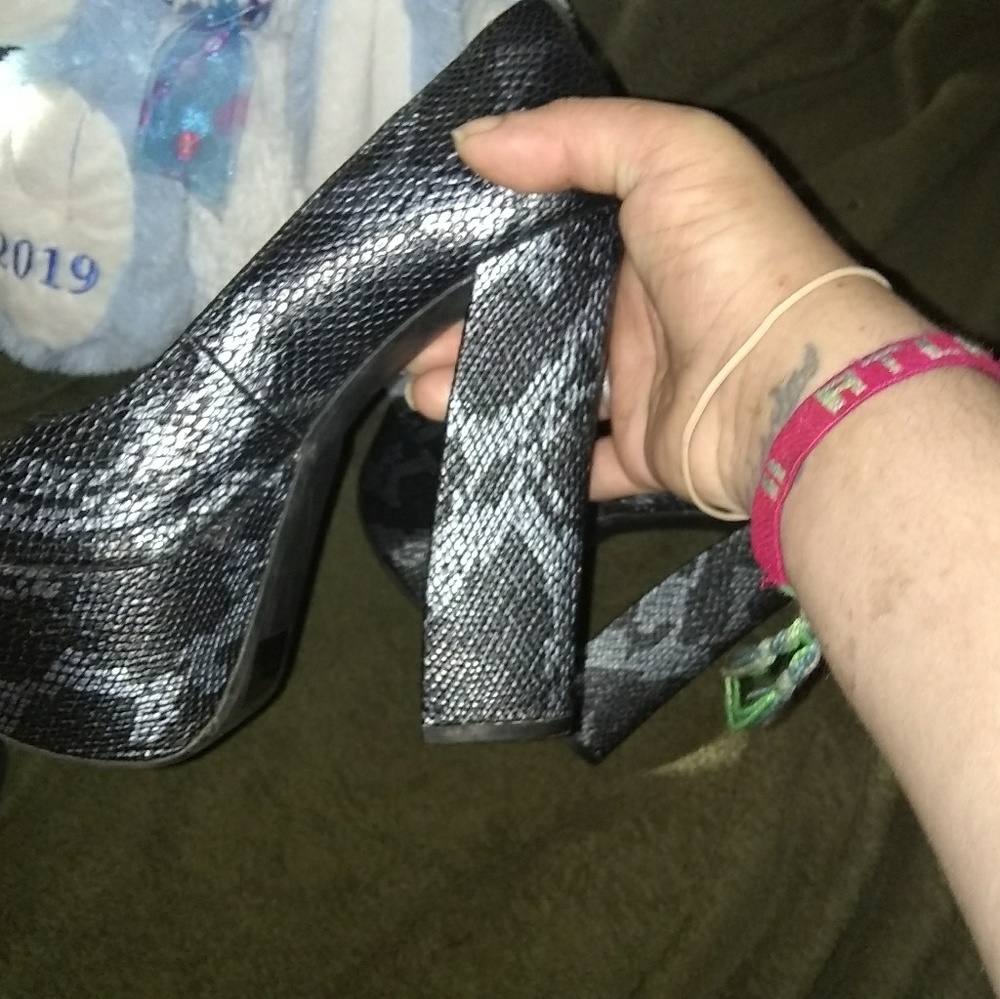 Heels - Picture 4 of 6